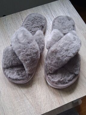 Plush Crisscross Faux-Fur Slide Slippers - Gray Women's Size 11 BNWOT